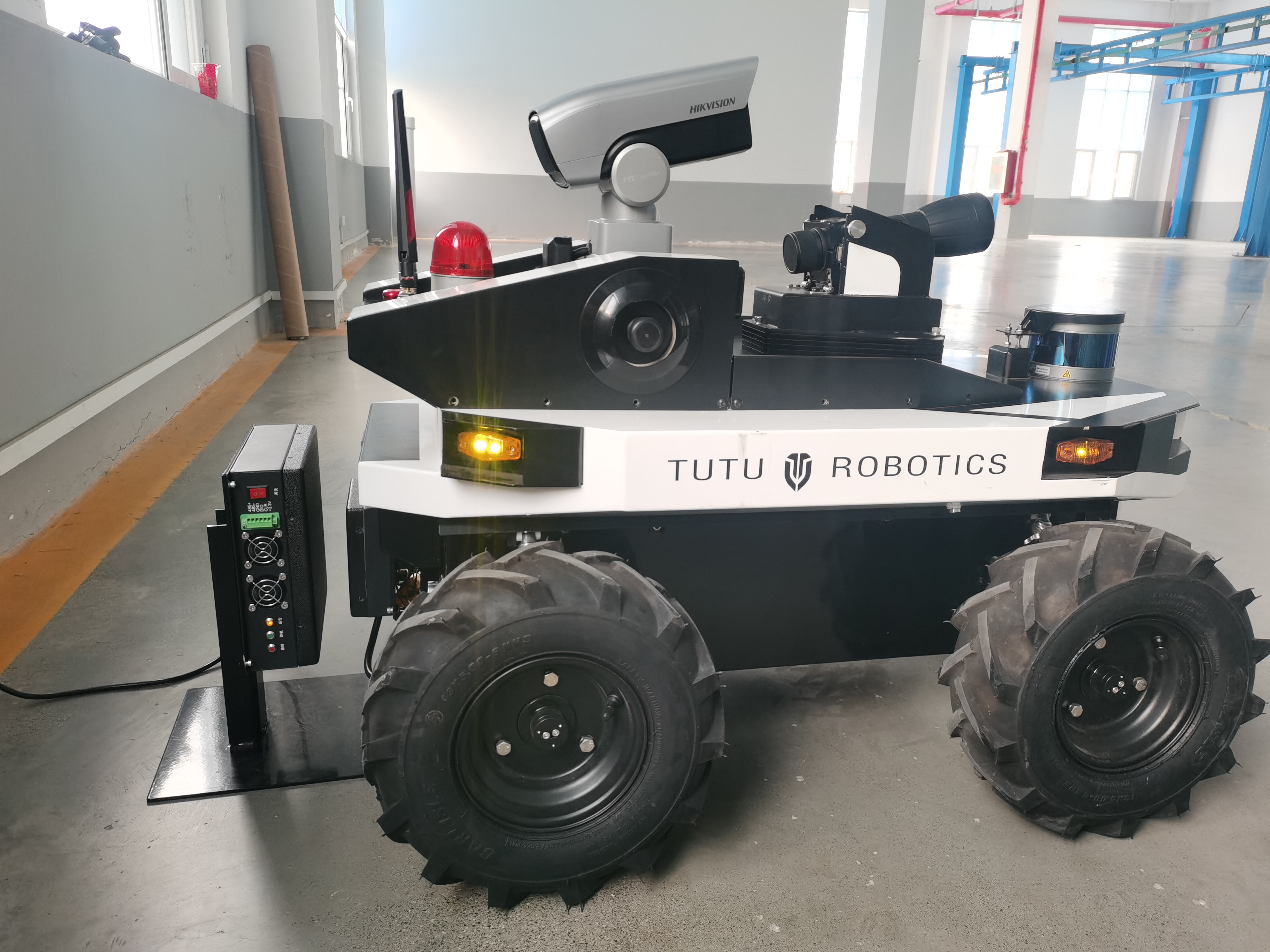 robot keamanan luar ruangan